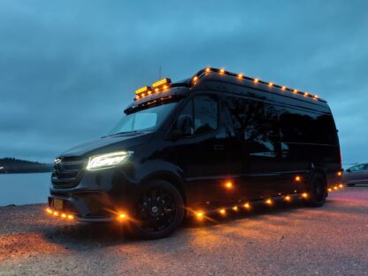 MB Sprinter musta kattovalorauta + kattoputket ledeillä ja tasovilkuilla