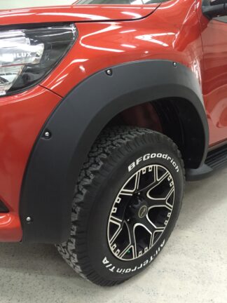 Toyota Hilux lokasuojan kaarilevikkeet (2021-2024)