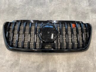 MB Sprinter W907 musta GT-R maski taustaverkolla ja kehyksellä (2-laatu)