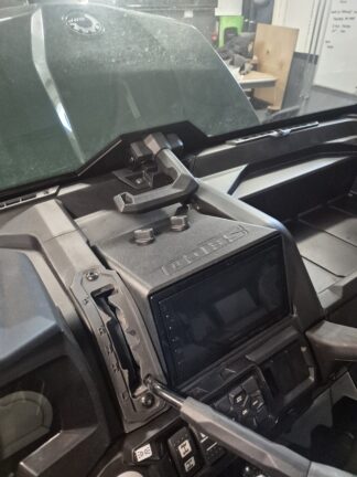 Can-Am Traxter koppimönkijän soitinkotelo 2-DIN soittimelle