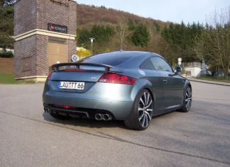 Hopeanharmaa Audi TT 8J coupé, johon on asennettu takaspoileri top design -mallia.