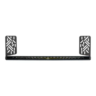 Mustalla alustalla oleva Ledson Blade 20,5\" LED-lisävalopaneeli sivukiinnikkeillä.