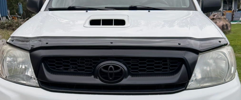 Toyota Hilux (2005-2012) konepellin tuuliohjain photo review