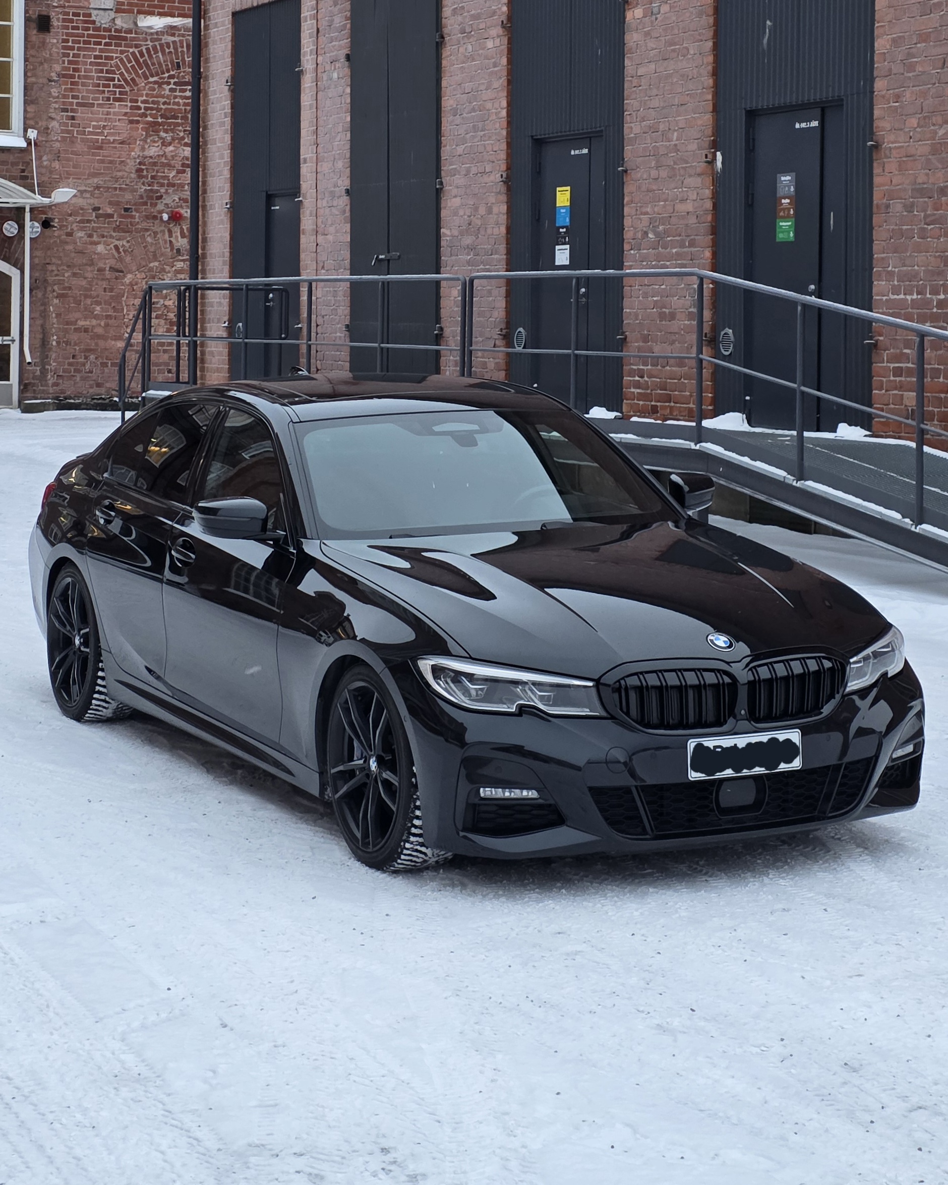 BMW G20 / G21, M3-Look mustat munuaiset photo review