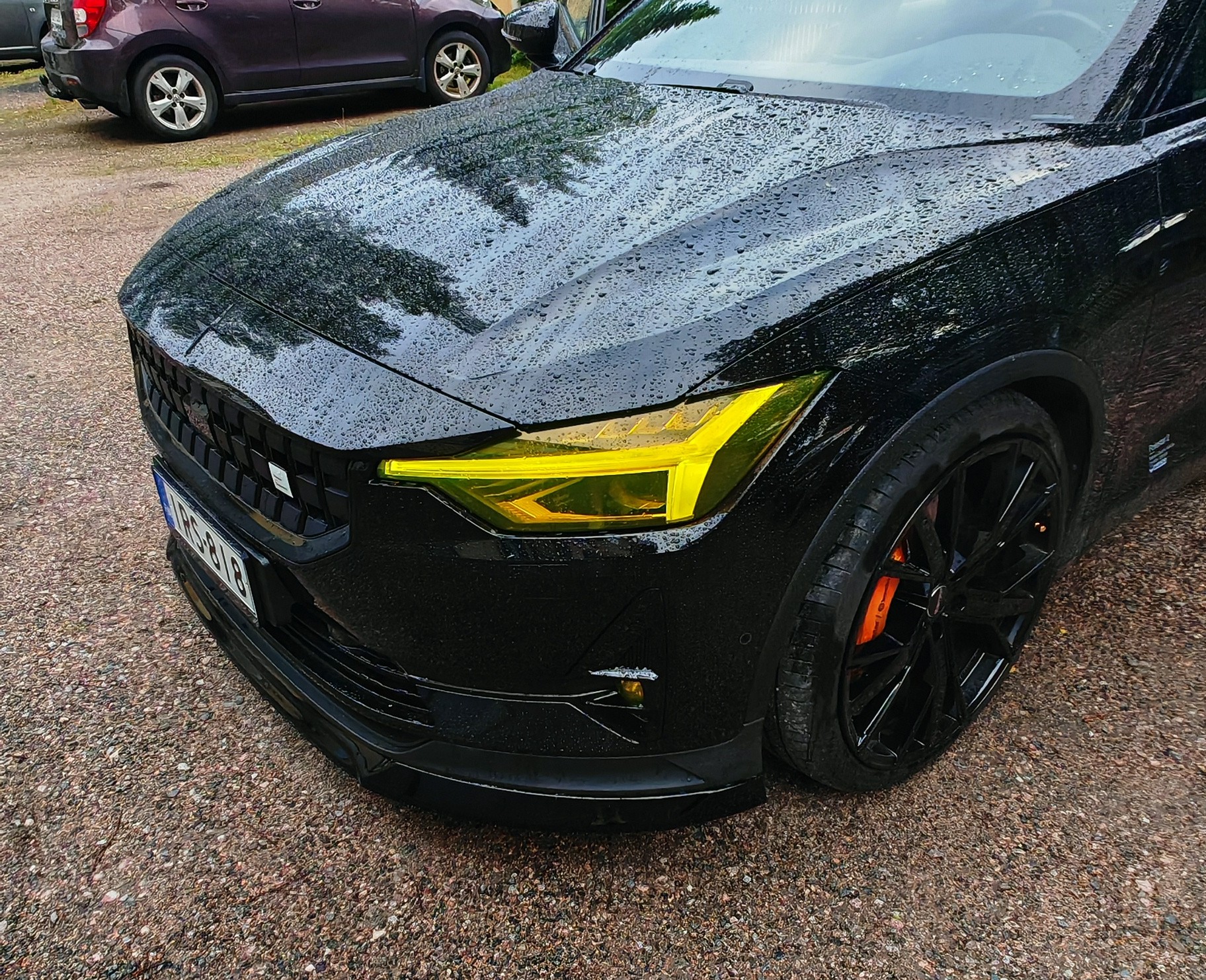 Click to view full screen Polestar 2 (2020->) kiiltävän musta etuspoileri photo review